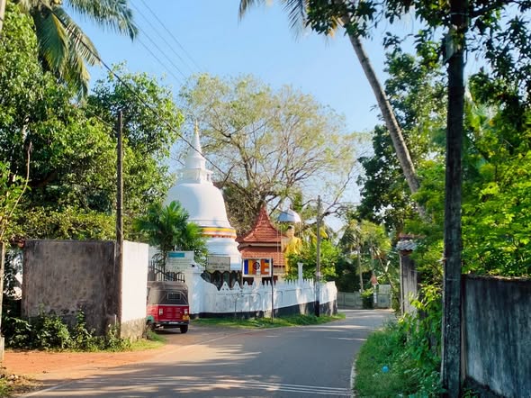 Bare Lands for sale in Kesbewa, Colombo — කැස්බෑව, ජම්බුරලිය ප්‍රදේශයේ ප්‍රධාන පාරට මුහුණලා පර්චස් 10ක වටිනා ඉඩමක් විකිණීමට
